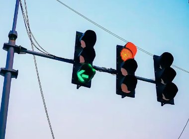 山东男子骑摩托等绿灯时被后车撞倒，随后发现司机是女友，这是什么缘分？