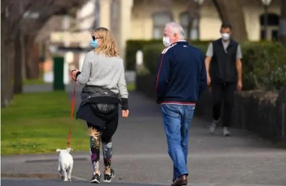 成都一老外公共场所拒戴口罩，民警亲手为其佩戴，如何提高老人防疫意识？