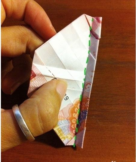 折玫瑰花成了大家心仪的对象，怎样用钱折玫瑰花呢？