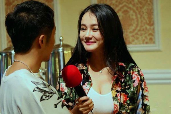 冉莹颖的胸是真的吗 怎么长得这么大，气球一样