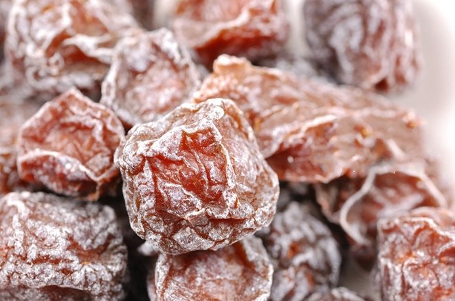 话梅是用什么树的果子为原料做成的？