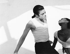 记得迈克尔•杰克逊有首MV是和 美国黑珍珠拍的，整个画面都是黑白的（隐约记得...）然后好像还有牛