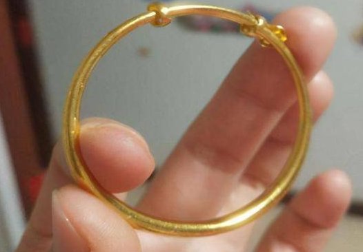 女子用地摊货换走闺蜜孩子金手镯，这样的闺蜜应该绝交吗？