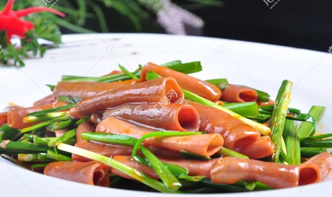 烟台大风过后海肠遍布沙滩，千人赶海，这是否为大自然是对人类最好的馈赠