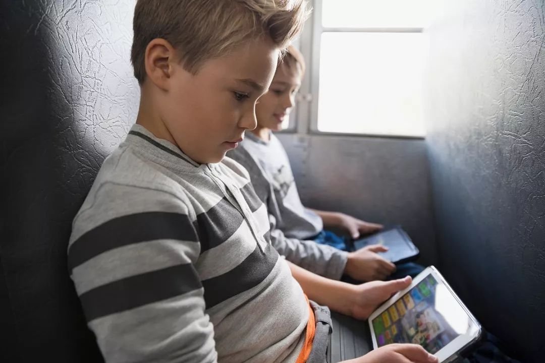 一11岁男孩花10万余元买游戏账号，离谱操作背后家长该反思什么？