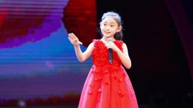 当初红遍大半中国的“年画娃娃”，已离开8年，唯一妹妹近况如何？