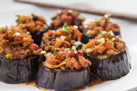 东坡茄子是哪里的菜?茄子需要经过先煎炸再蒸制吗?