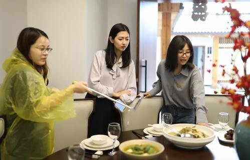 “追梦女生”带着妈妈上大学，现在带妈妈实习，这个女孩的生活有多辛苦？