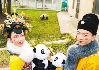 不倒翁小姐姐回归国庆大唐不夜城首秀，游客热情不减，首演是否依旧震撼？