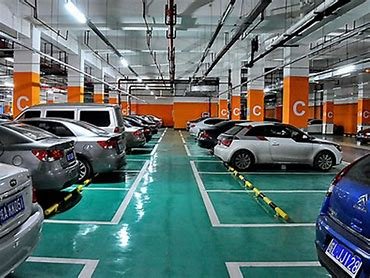 车位被占，男子叫来叉车把占位轿车扔进了河中，警方怎么通报这件事的？