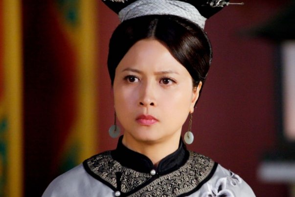 为何刚开始康熙非常宠爱良妃，后来却骂她为贱妇？