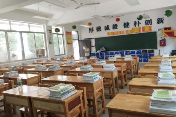 把什么的教室打扫得干干净净