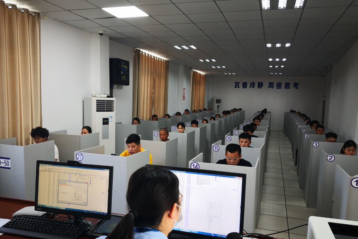 驾考一点通好还是驾考宝典好？