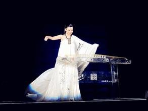 星光大道选手的父亲癌症死亡的警员。是个女选手，弹古筝的，是哪个？