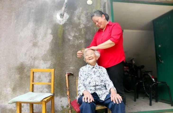 崇德向善尊敬父母手抄报