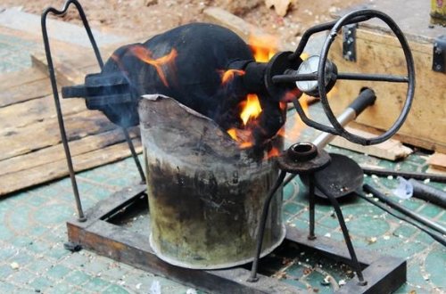 贵州贵阳一男子对墙爆爆米花瞬间被气体冲飞，当时的情况有多危险？