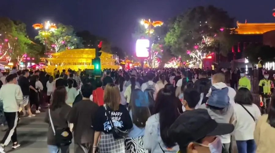 在五一当天，西安大雁塔的游客爆满，当地的疫情情况怎么样？