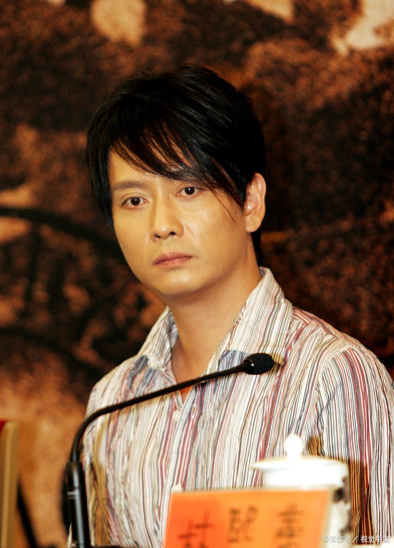 他是影帝，为救小演员被火烧伤毁容，现虽无大红大紫却活的洒脱，他是谁？