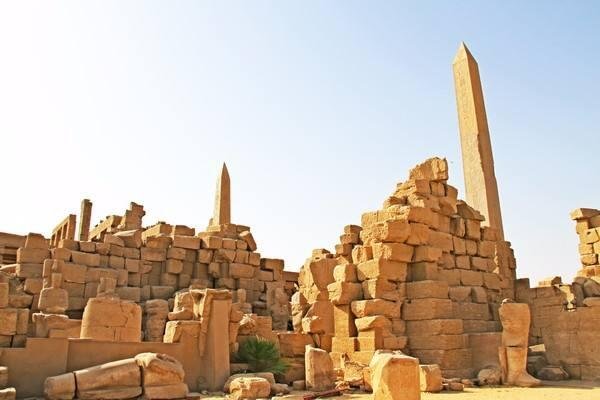 蛇和鹰是天敌，为什么古埃及法老的面具上鹰与蛇共同存在呢