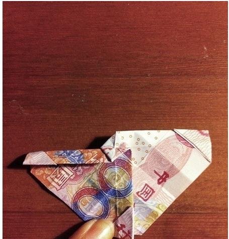 折玫瑰花成了大家心仪的对象，怎样用钱折玫瑰花呢？