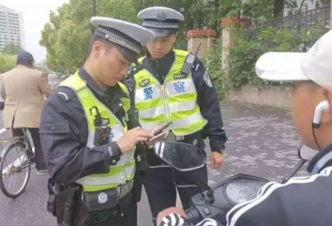 外卖员骑车逆行被执勤交警拽倒造成擦伤，逆行违规下交警的做法合理吗？