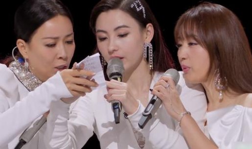 那英在袖口找小抄，看到这样的画面，你有什么想说的？