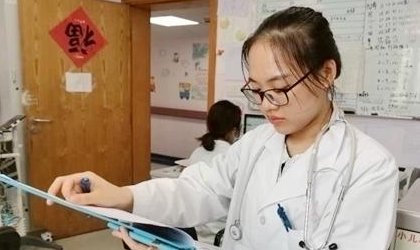 23岁医学生跪地边哭边救人是怎么回事？