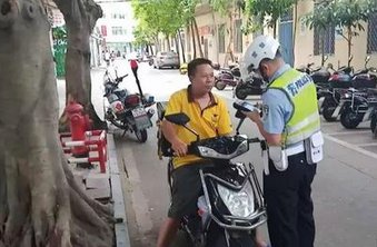 外卖员骑车逆行被执勤交警拽倒造成擦伤，逆行违规下交警的做法合理吗？