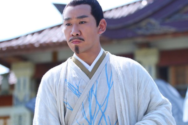 《花千骨》摩严最恨花千骨，为什么又救她，不是最有意见吗？