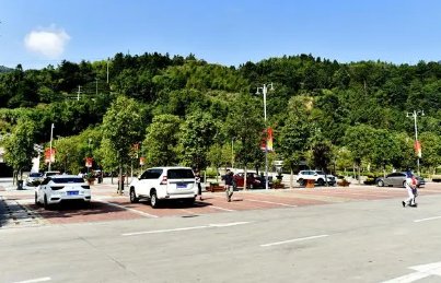 自驾游时，该怎么找免费停车的地方？