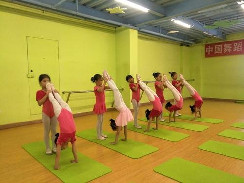 四川中学体育老师向学生展示了倒立跑步的绝活，你知道有哪些倒立的技巧？