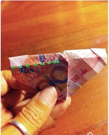 折玫瑰花成了大家心仪的对象，怎样用钱折玫瑰花呢？