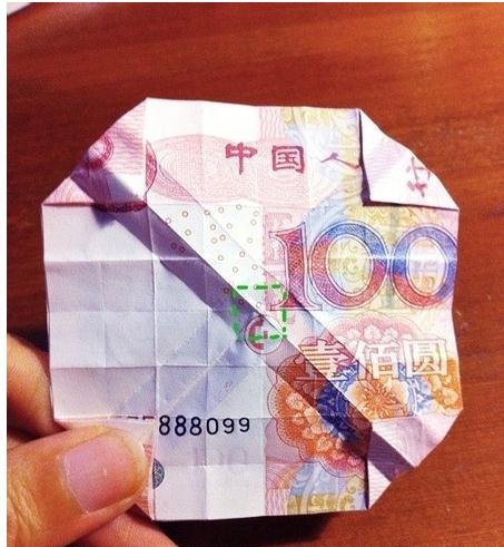 折玫瑰花成了大家心仪的对象，怎样用钱折玫瑰花呢？