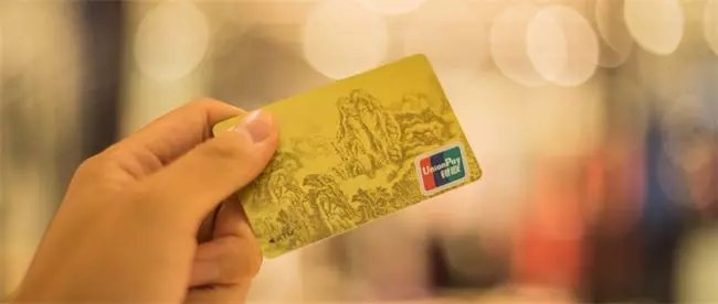 银保监会规定银行不得强迫老年人使用银行卡，银行应该如何协调落实？