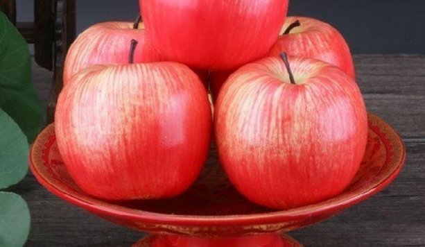 上供是三个苹果还是四个苹果?