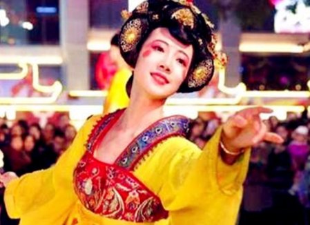 不倒翁小姐姐回归国庆大唐不夜城首秀，游客热情不减，首演是否依旧震撼？