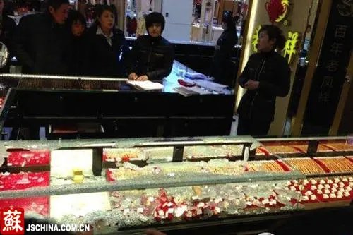 呼市男子持刀抢金店被便衣民警当场抓获，如何站在法律角度看待此事？