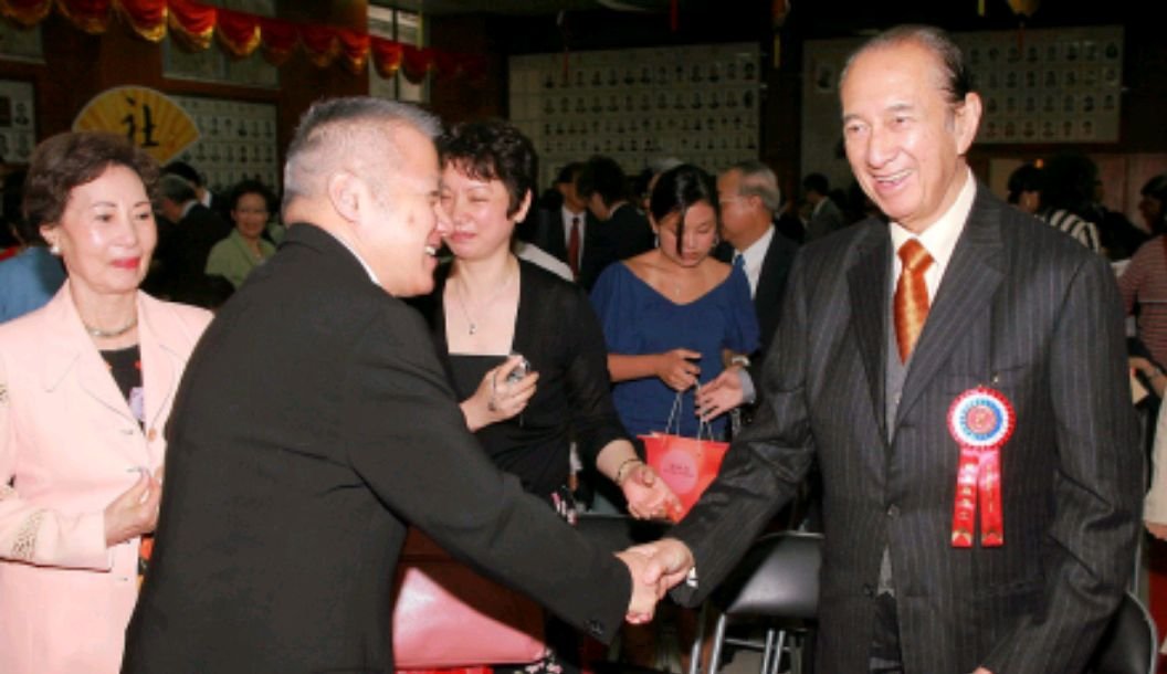 何鸿燊写过诗吗？