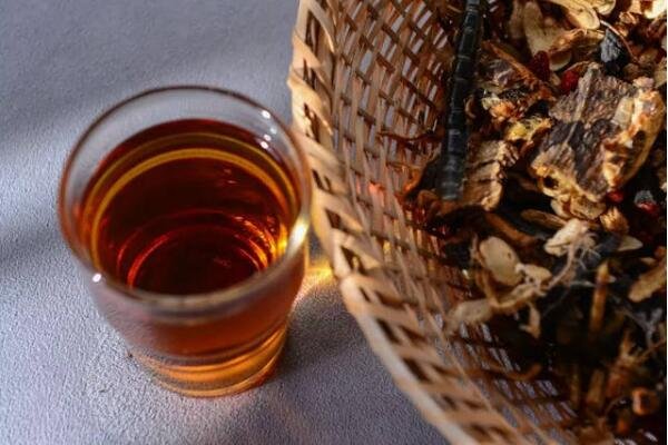 “爆竹声中一岁除，吹风送暖入屠苏”，这里的“屠苏”指的是什么？