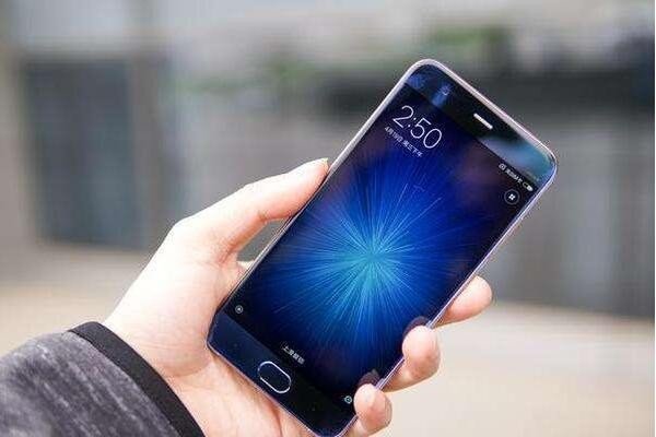 小米新出环绕屏手机，是什么支持雷军diss华为苹果？