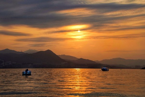 落日归山海我该归哪带字图片