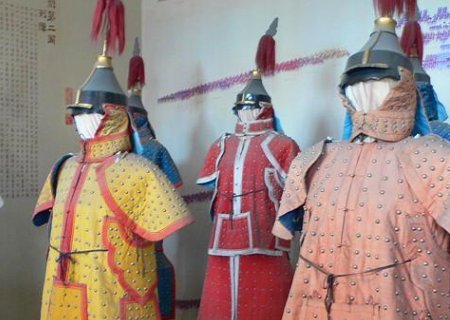 清朝八旗各自的地位和作用是什么？