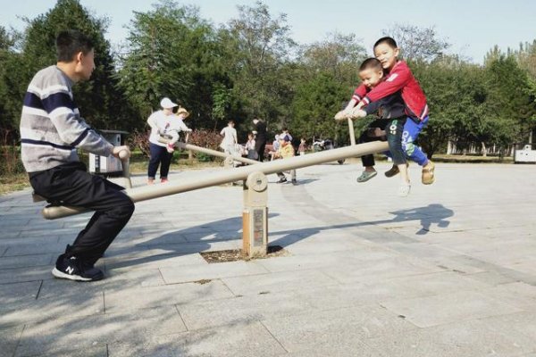 弟弟为什么总是盯着我看？