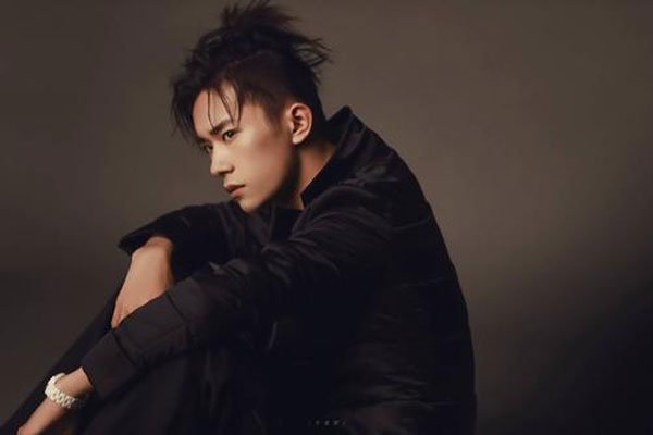 易烊千玺说无聊一天出门走走，他都出门做了什么？