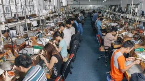 广东一27岁“娃娃脸”小伙想进厂打工却一直无果，长相会影响到工作吗？