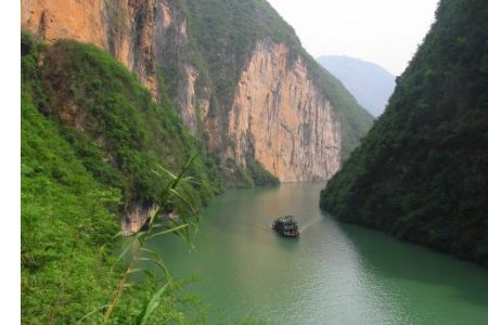 巴东三峡巫峡长，猿鸣三声泪沾裳.是什么意思