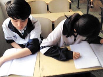 我和我同桌做过最暧昧的事情就是接吻。