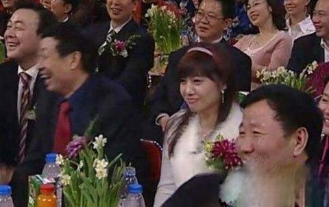 2012年春晚白衣女子怎么了 真实身份曝光是谁