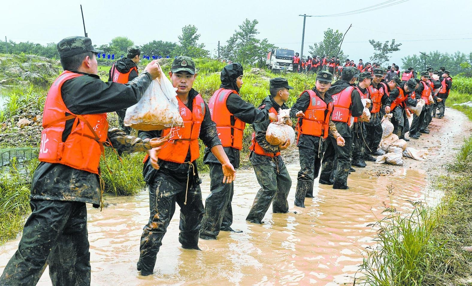 奶茶店给抗洪战士送爆米花，这是怎么回事？