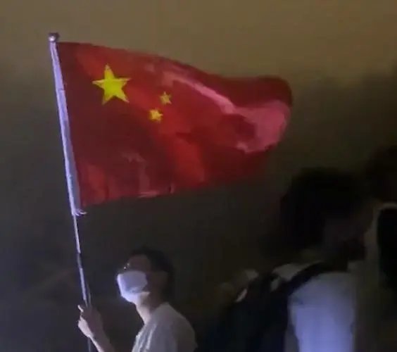 山东泰安高二男生扛国旗夜爬泰山，这位男生为何会这么做？